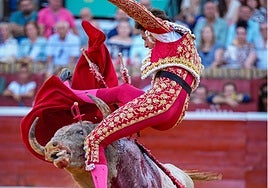 Un heroico Roca Rey sufre una fea cogida en Huelva: «Le duele mucho»