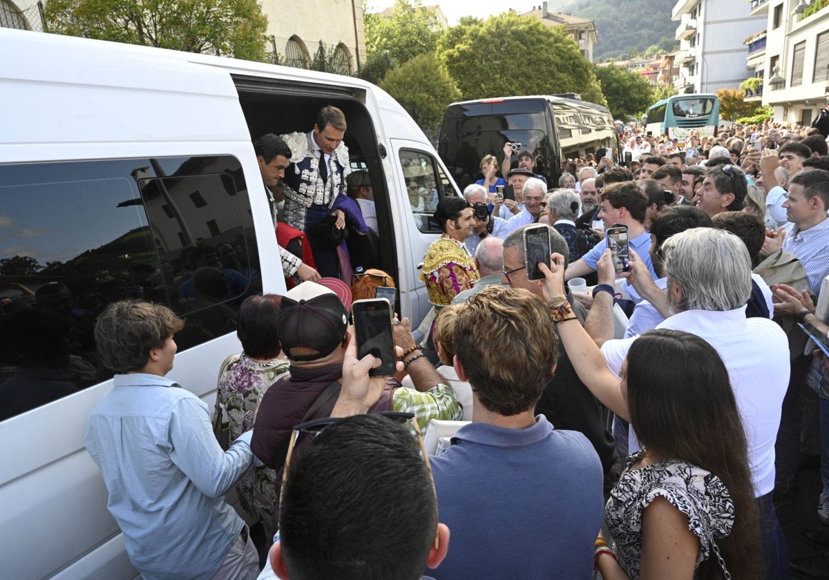 Caluroso recibimiento a Morante ayer en Azpeitia (Guipúzcoa)