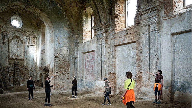 Un grupo de peregrinas visitan la iglesia de la Ascensión, templo católico ahora abandonado, en Mezhyriv, región de Vinnytsia.