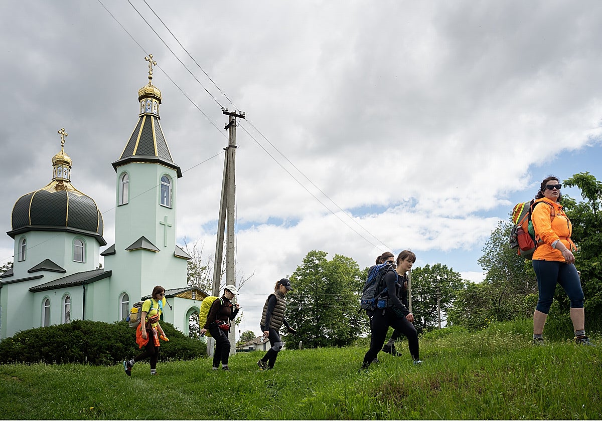 Grupo de peregrinas en Riv (Vinnytsia), junto a la iglesia del Apóstol Juan Bautista