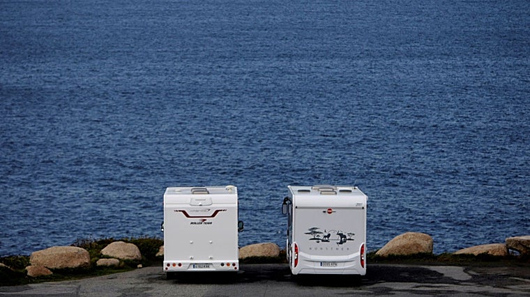 Dos autocaravanas aparcadas frente a la costa en Galicia