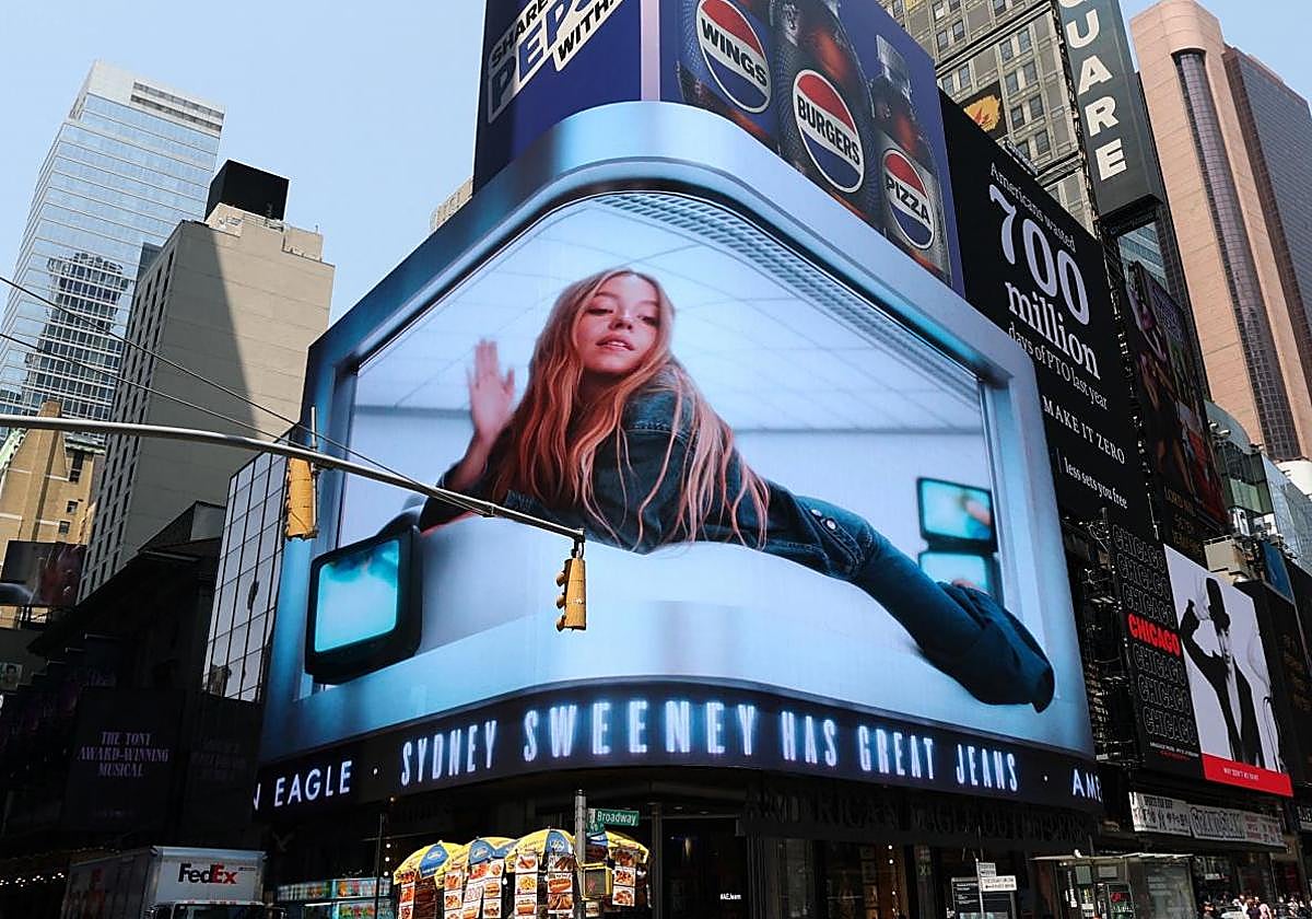 Sydney Sweeney en la campaña de American Eagle mostrada en Times Square