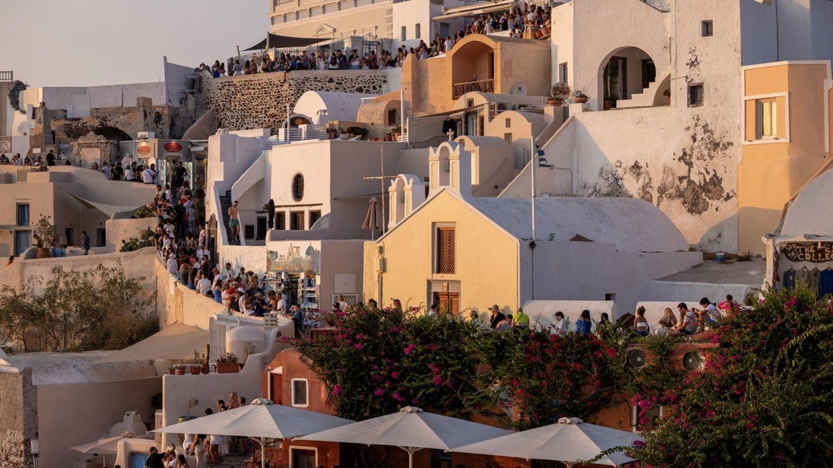 Santorini en máximo apogeo turista