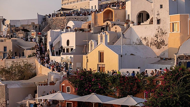 Santorini: la isla del tomate que hoy sobrevive al terremoto turístico