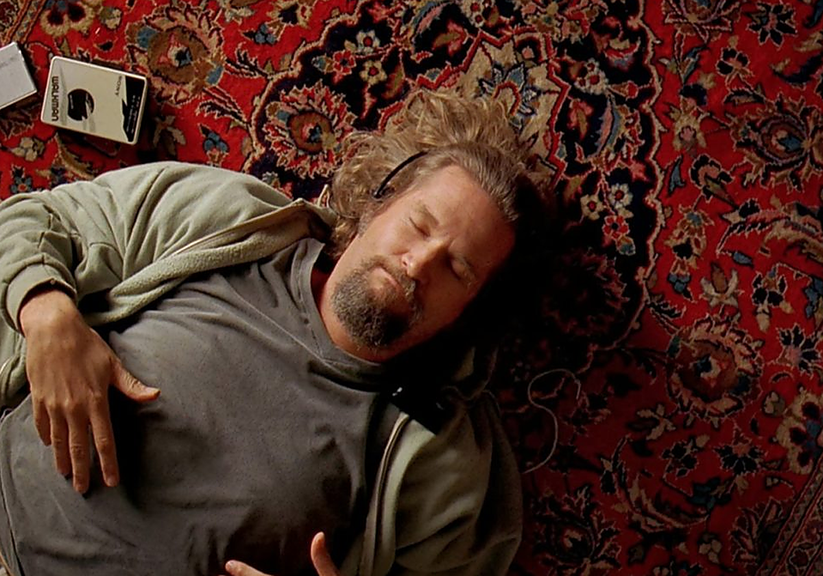 Jeffrey Lebowski, 'El Nota', interpretado por Jeff Bridges, disfrutando la vida tranquilamente en casa