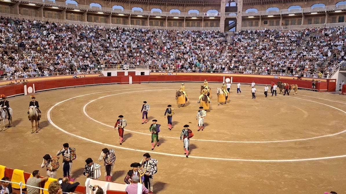 Los niños vuelven a los toros en Palma entre protestas de los animalistas