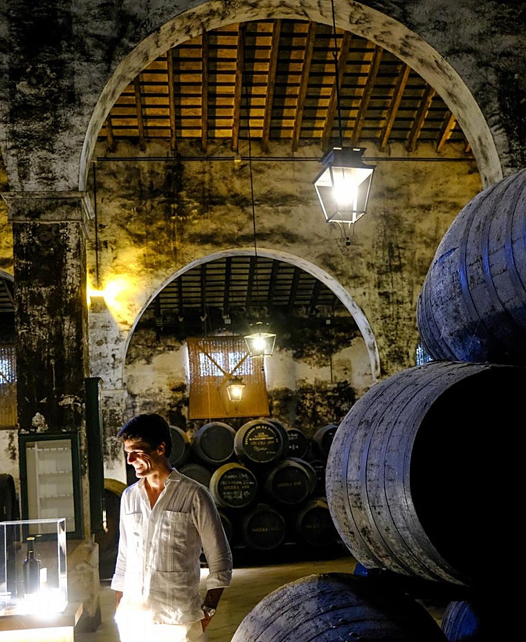 El torero sevillano, en su paseo silencioso por las bodegas portuenses
