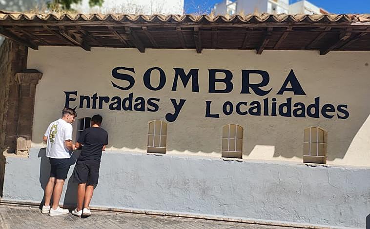 Imagen principal - De arriba abajo: jóvenes comprando entradas para la corrida de Morante en Palma; Soledad Hidalgo y Nacho Deyá; cartel de la esperada corrida