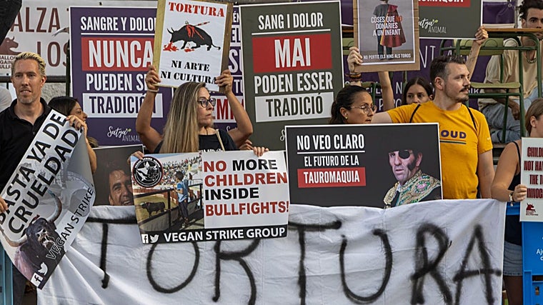Carteles con la palabra 'Tortura' entre los manifestantes antitaurinos