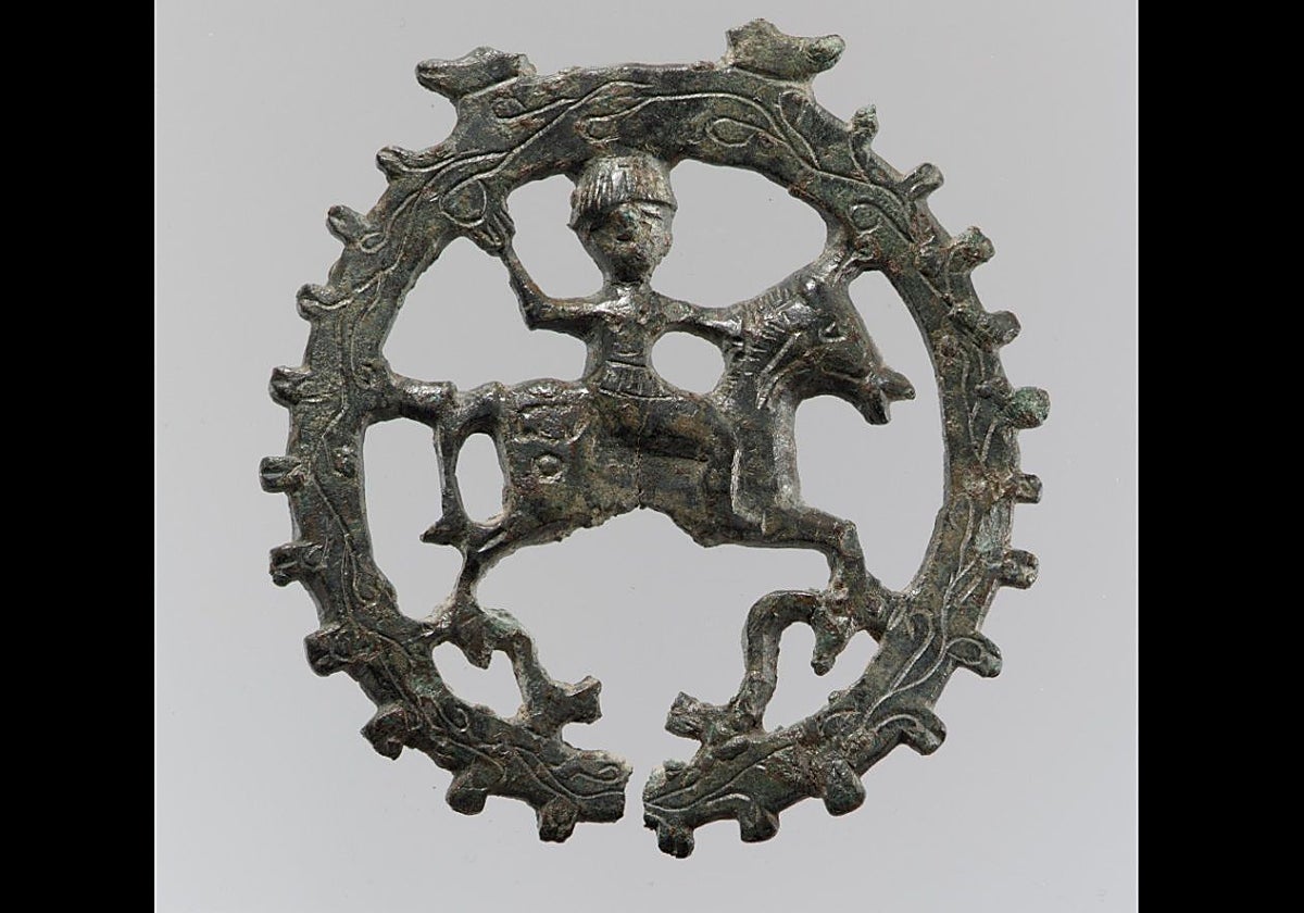 Colgante de arnés visigodo de bronce con un jinete montado