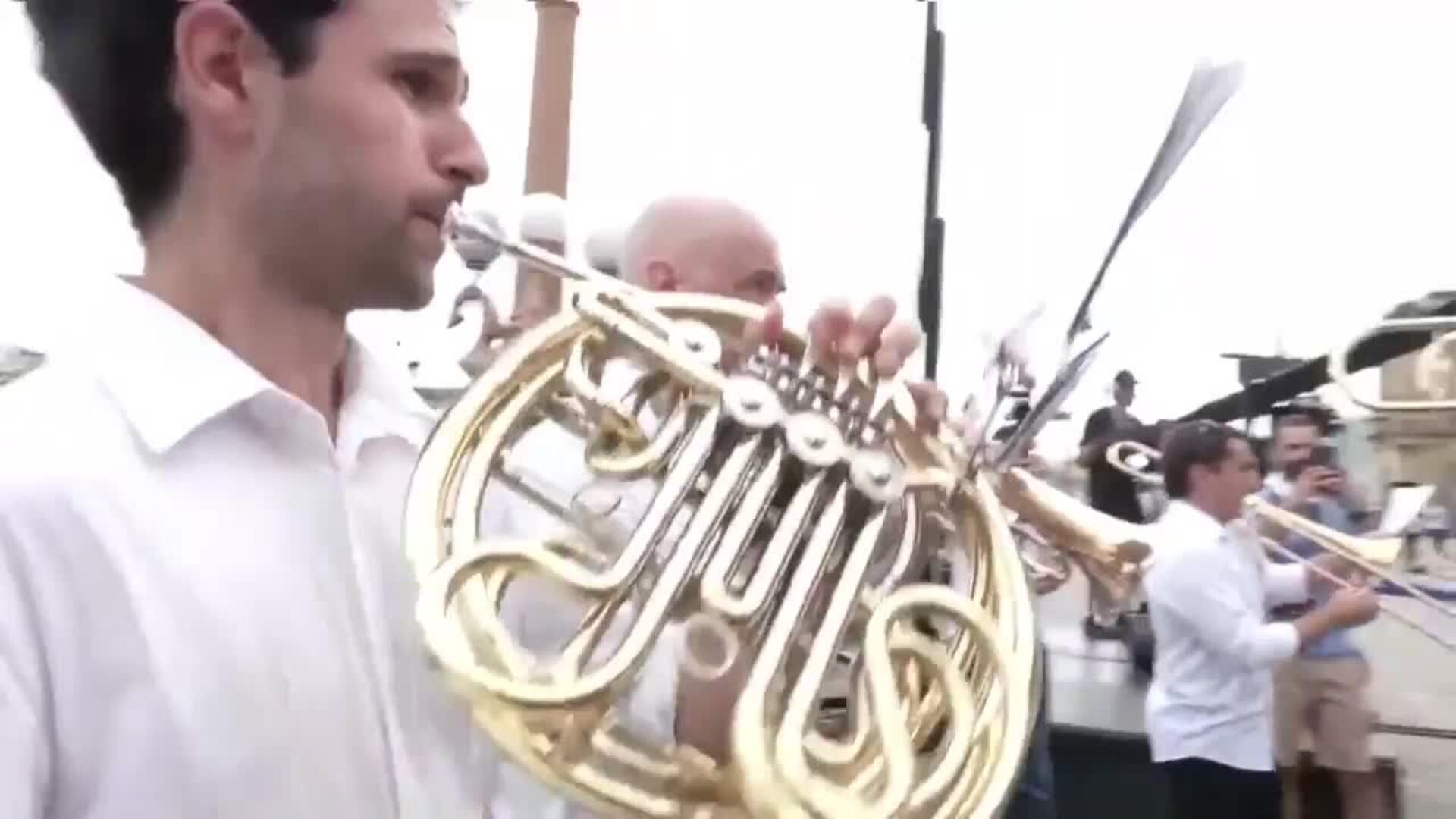 Un cañonazo solidario y festivo enciende la mecha de la Semana Grande de San Sebastián