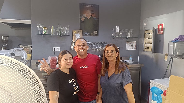 Cristina, Antonio y Milagros