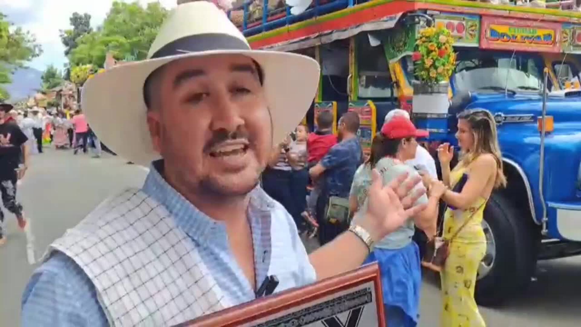 Las costumbres antioqueñas desfilaron a bordo de buses escalera en la Feria de las Flores