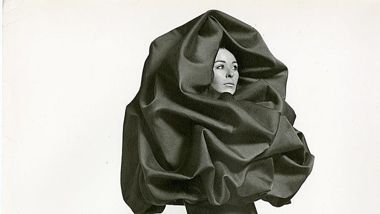 La exposición de Balenciaga definitiva que desmonta los bulos sobre el último director creativo de la firma de moda