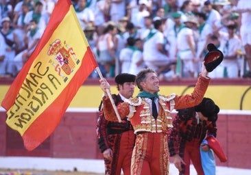 Escribano, tras ondear una bandera que lleva escrito 'Sánchez a prisión': «El toreo es un arte que debe estar por encima de cualquier ideología»