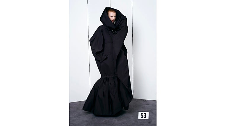 Vestido capa número 53 de la colección de Alta Costura de invierno 2021, firmada por Demna para Balenciaga