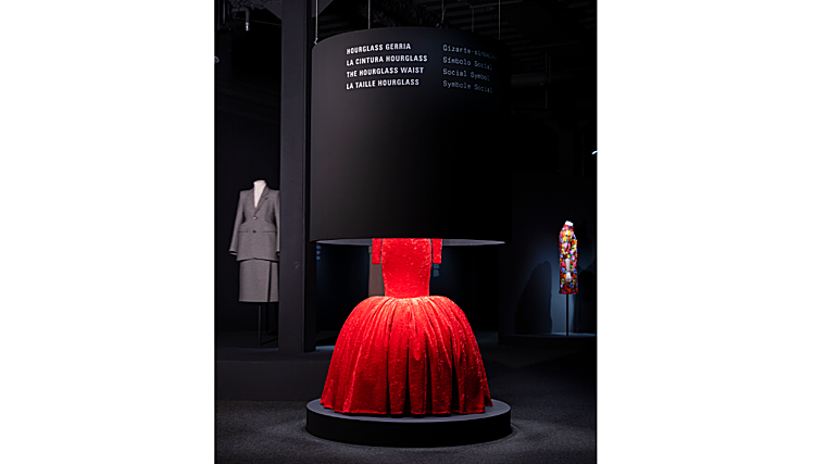 Vestido de la sección 'Cintura Hourglass', un diseño de noche llamado 'Drama' de terciopelo rojo arrugado, cuello alto y volante acampanado fruncido con crinolina, es el modelo 44, de la colección de verano de 2022, de Demna para Balenciaga.