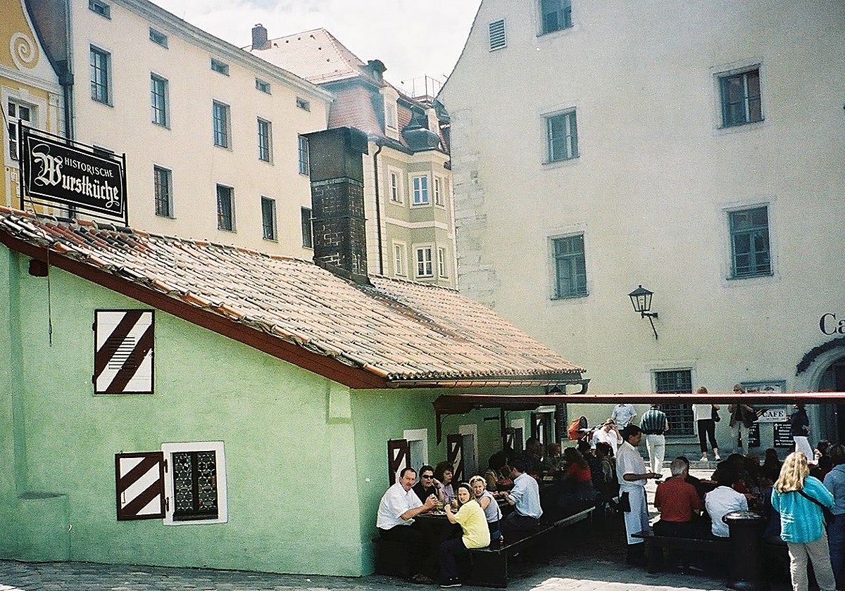 Restaurante Wurstkuchl, donde sirven la supuesta salchicha más auténtica de Alemania