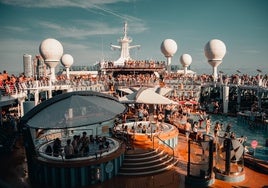 Un crucero con hordas de turistas en cubierta