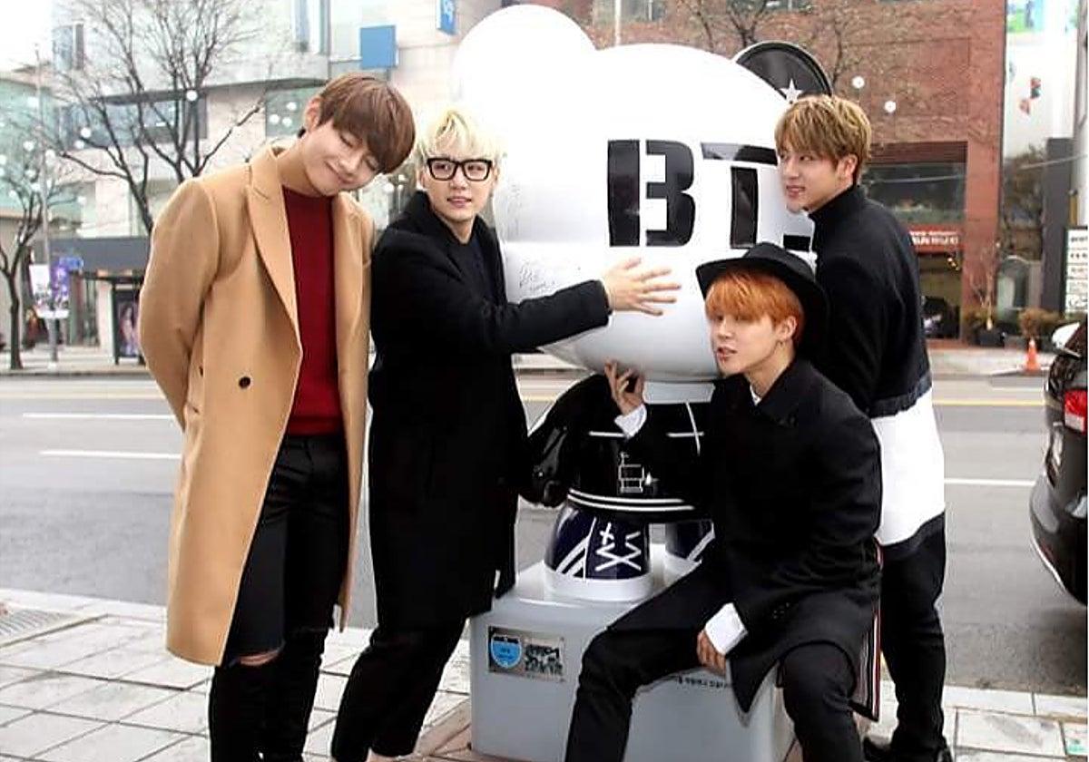 Miembros del grupo BTS, en la K-Star Road de Seúl, con su GangnamDol
