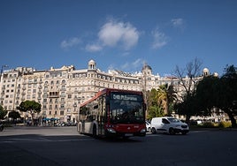 Un autobús atraviesa la plaza Francesc Macià