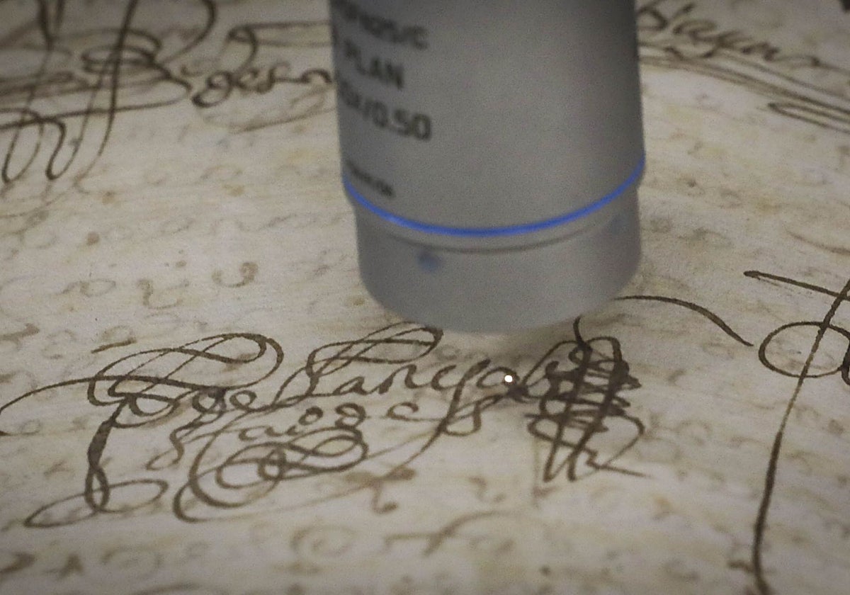 Detalle del uso de la espectoscopía Raman en un antiguo manuscrito del Archivo Histórico Provincial de Sevilla. Sección de Protocolos Notariales.