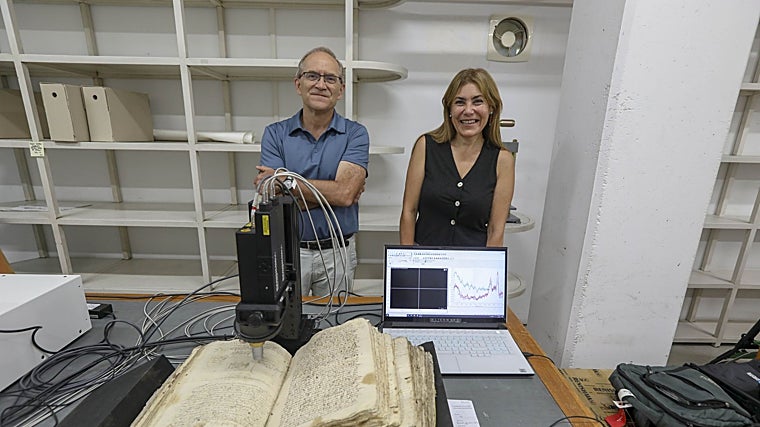 Santiago Sánchez-Cortés y Valle Ojeda, analizando un manuscrito del Archivo Histórico Provincial de Sevilla