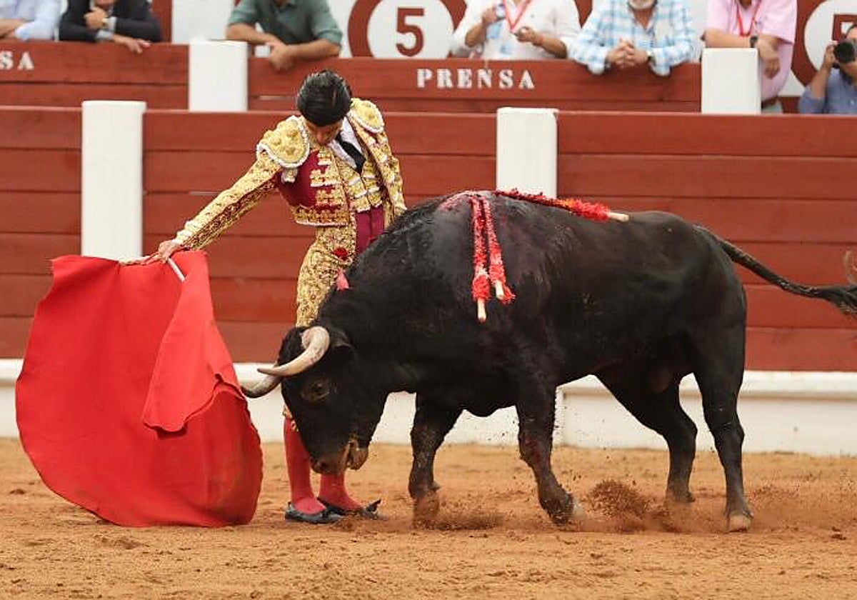 Pablo Aguado, con el tercer toro