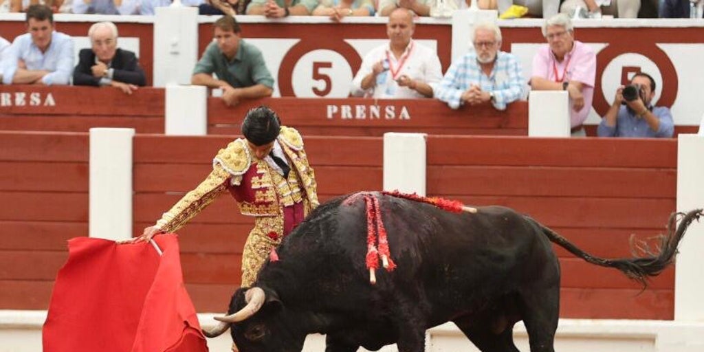 Pablo Aguado, látigo y compás, corta la oreja de más peso de la Feria de Gijón