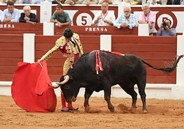 Pablo Aguado, látigo y compás, corta la oreja de más peso de la Feria de Gijón