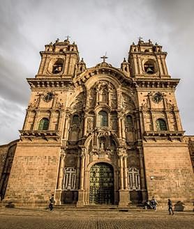 Imagen secundaria 2 - En la primera imagen, uno de los murales de San Juan Bautista, en Huaro, que muestra el infierno; en la segunda imagen, una celebración en el interior de la capilla de la Virgen Purificada de Canincunca, la más pequeña. En la última, la facha del Templo de la Compañía de Jesús en Cuzco