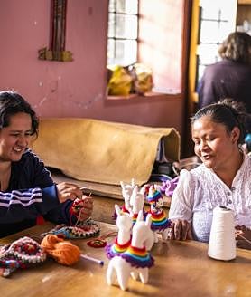 Imagen secundaria 2 - Las mujeres artesanas también forman parte de un proyecto que busca fomentar el uso de materiales sostenibles