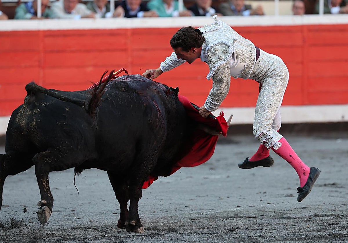 Estocada hasta la bola de Fernando Adrián a Hostelero