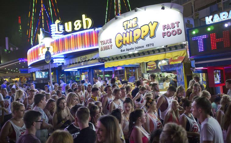 Imagen principal - Arriba, jóvenes británicos en la calle Punta Ballena de Magaluf. 2. Esperando fuera de una de las discotecas. 3. De paseo por las Ramblas de Barcelona