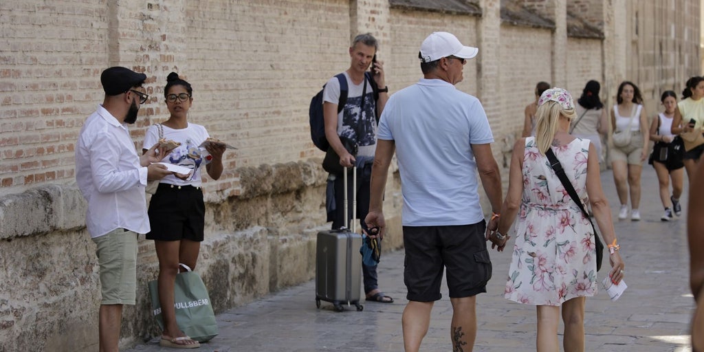 Turistas británicos en España: mucho más que  balconing  y jubilados en chanclas con calcetines