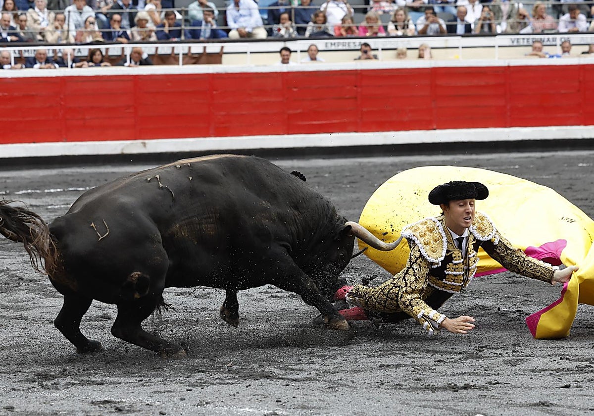 Roca Rey, en el momento del percance a portagayola