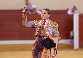Alcalá se viste de Chenel y oro a la espera de Morante
