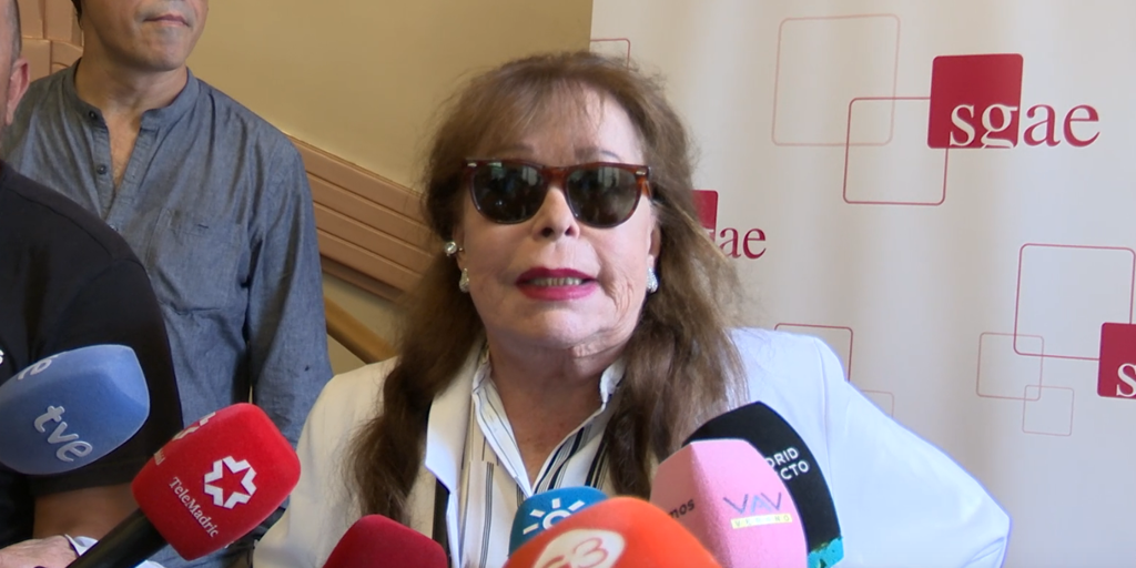 Massiel lanza un dardo a Pedro Sánchez en el velatorio de Manuel de la Calva: «Con el mal Gobierno que hay, la canción ahora debe ser 'Resistiré'»
