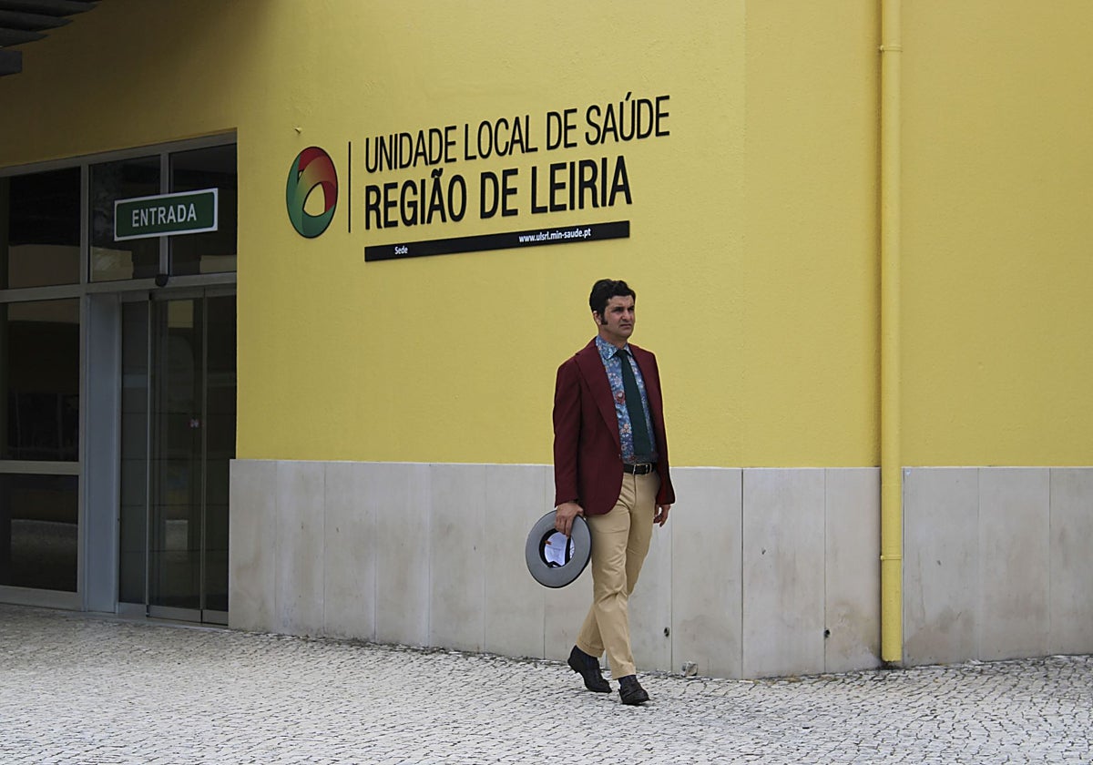 Morante, saliendo del centro de salud donde se recupera de la cornada sufrida