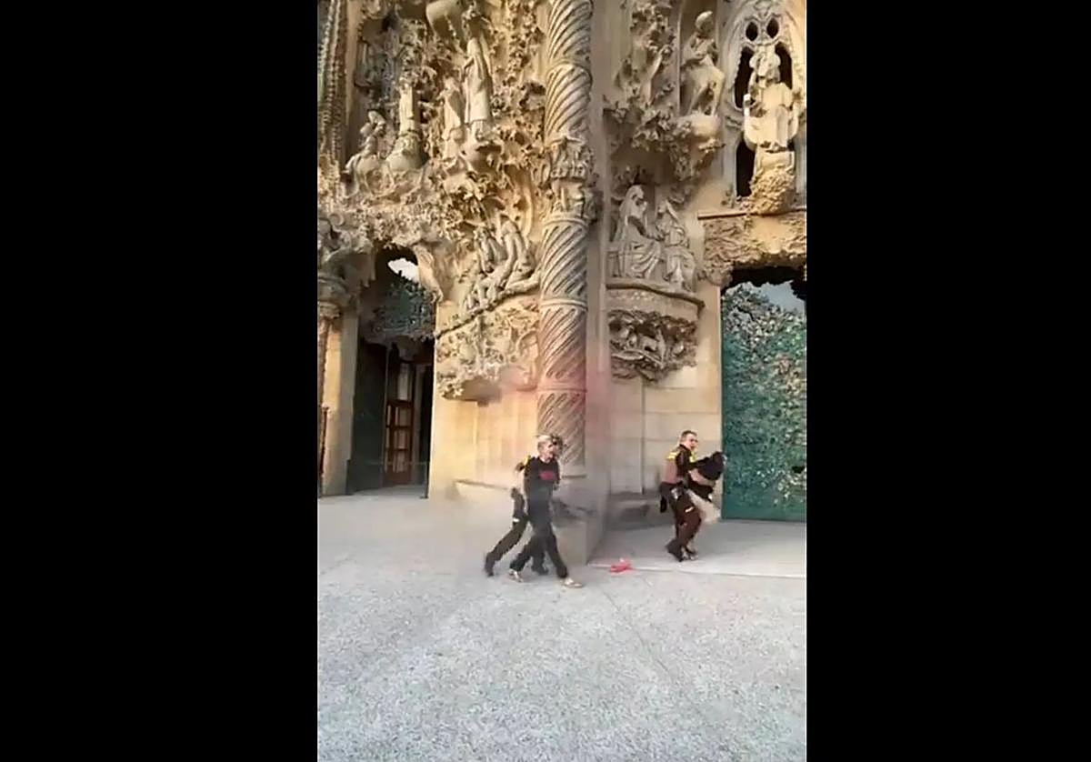 Las dos activistas detenidas tras arrojar las pinturas