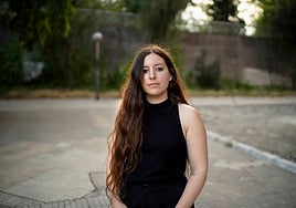 Laura C. Vela , autora de 'Seismil': «Escribir no da miedo: lo que da miedo es publicar»