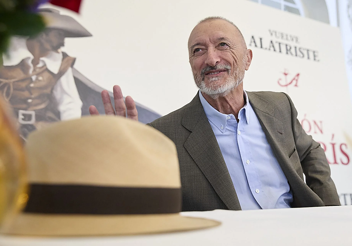 Arturo Pérez-Reverte en la rueda de prensa de presentación de 'Misión en París'