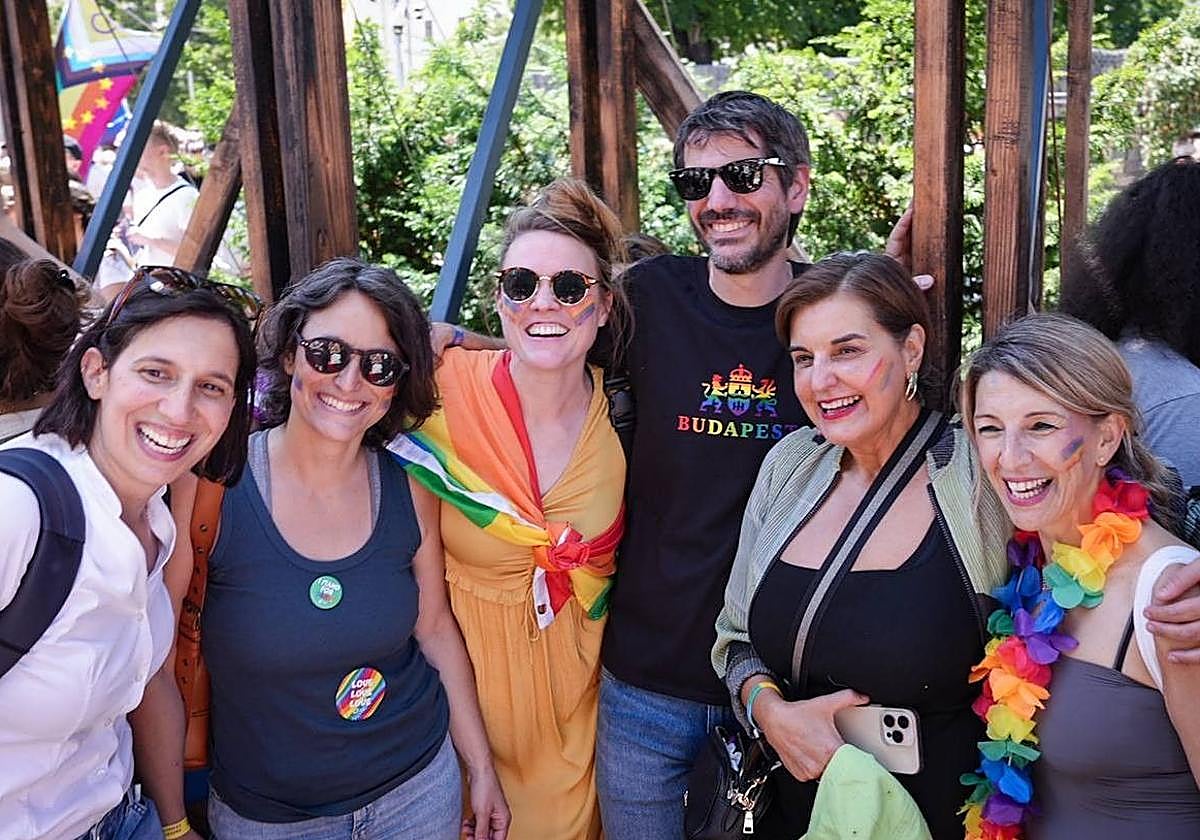 Urtasun (en el centro), durante su viaje a Budapest con Yolanda Díaz