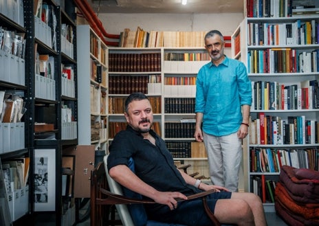 Sekundärbild 1 – Von oben nach unten: Moisés Pérez de Albéniz in der ehemaligen García Galería; Halim Badawi und Pedro Felipe Hinestrosa im Archivo Arkhé; und Werke von Koka Nikolazde im Movimiento 37