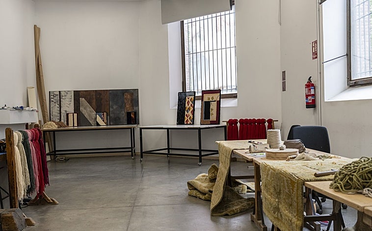 Imagen principal - De arriba abajo, espacio de la Real Fábrica de Tapices en el que ha trabajado Lattuada en los últimos meses; detalle de una de sus obras con los restos de los tapices y sus propias aportaciones; y escultura con restos del taller