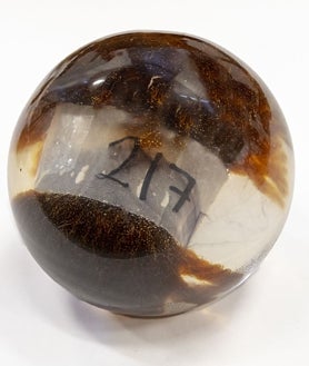 Imagen secundaria 2 - De arriba abajo, espacio de la Real Fábrica de Tapices en el que ha trabajado Lattuada en los últimos meses; detalle de una de sus obras con los restos de los tapices y sus propias aportaciones; y escultura con restos del taller