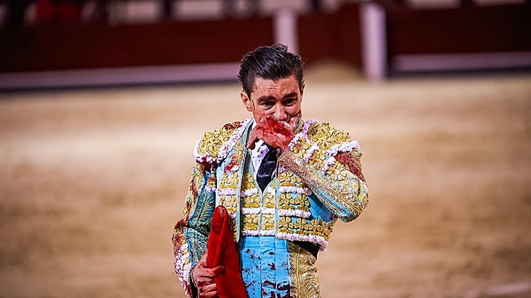 Bruno Aloi sufre dos cornadas en El Álamo, «una de ellas  muy severa que le atraviesa el muslo»