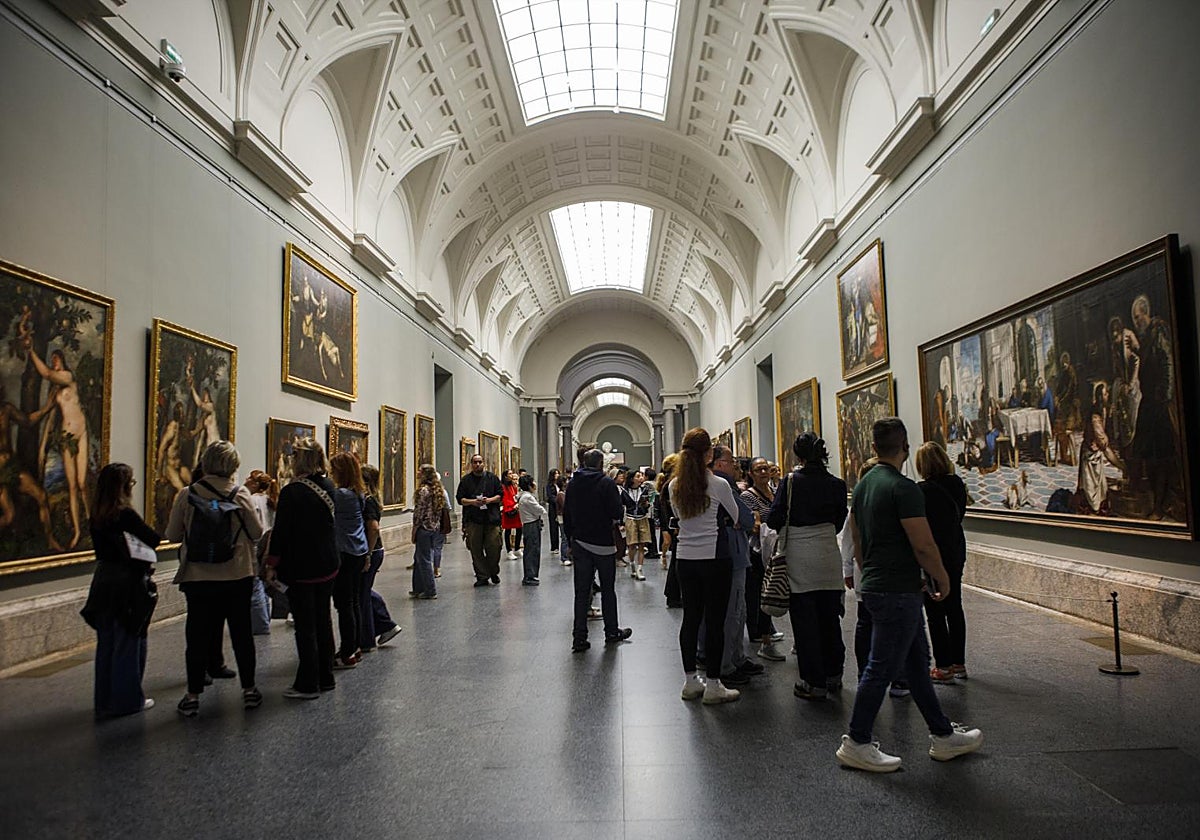 La Galería Central del Prado luce actualmente las paredes de color verde grisáceo