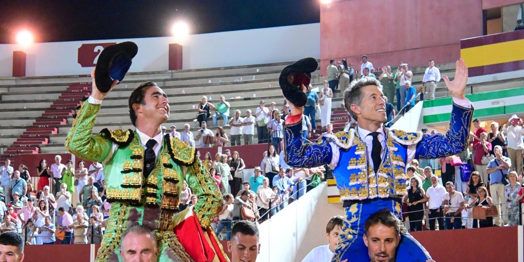 El Fandi y Escribano, a hombros entre la alegría de Utrera