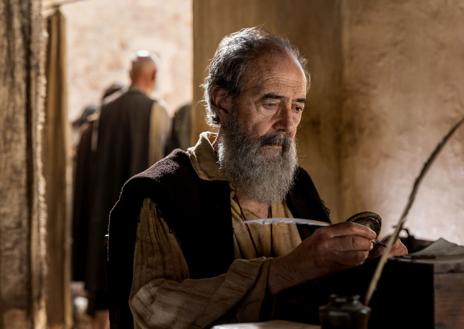 Imagen secundaria 1 - Arriba, Miguel Rellán (que interpreta a Antonio de Sosa), rodeado de los compañeros presos en Argel. Abajo, un retrato de Rellán. En la última imagen, el actor Fernando Tejero, que interpreta al dominico Blanco de Paz